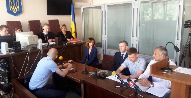 Судья Шишкин принял решение о переносе заседания. Фото KHARKIV Today.
