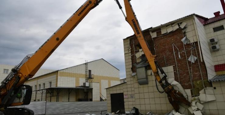 В Кемерово начали сносить торговый центр, где 25 марта произошел масштабный пожар. Фото: РИА-Новости