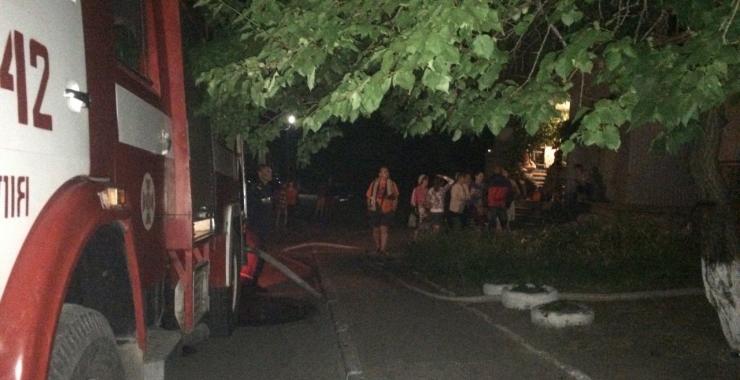 В Балаклее ночью произошел пожар в девятиэтажке. Фото: ГСЧС