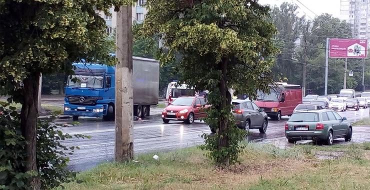 На Салтовке фура сбила пешехода. Фото: facebook.com/LiveKharkov/