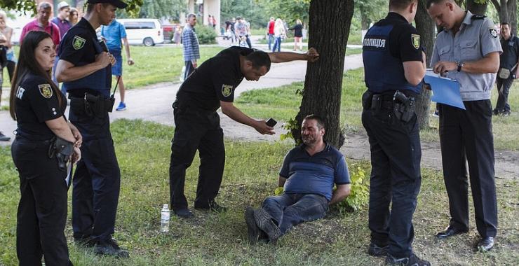 Пьяный харьковчанин угнал маршрутку. Фото: Константин Чегринский/ KHARKIV Today