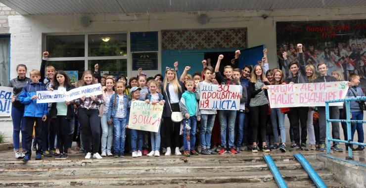 Дети просят оставить их в старых помещениях. Фото: Андрей Мариенко