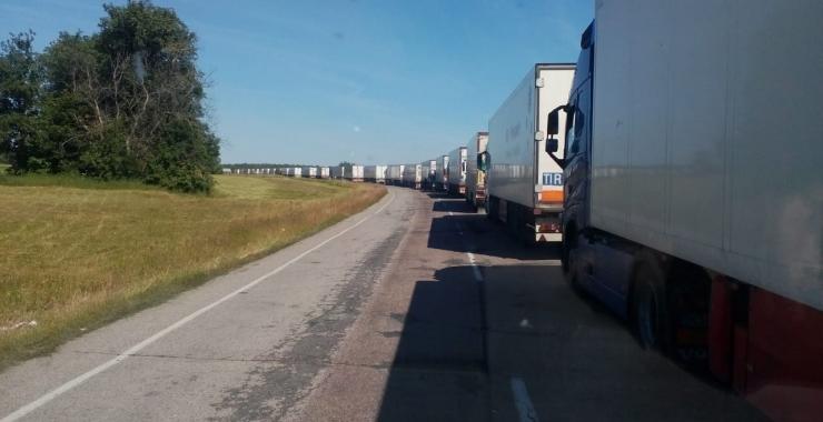 На границе в РФ очередь из грузовиков. Фото: dpsu.gov.ua