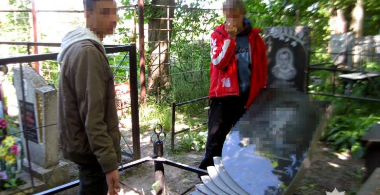 Двое подростков повредили семь надгробий на кладбище в Харькове. Фото: ГУ НП в Харьковской области