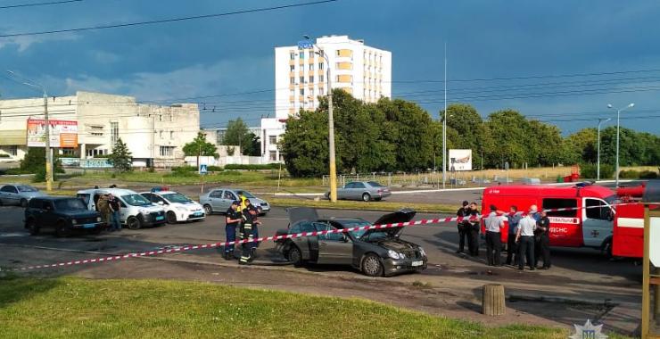 В Черкассах взорвался Mercedes. Фото: ГУ НП в Харьковской области