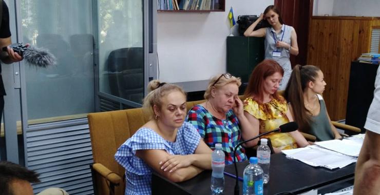 Участница ДТП, в котором погиб автогонщик Ольга Котова ( в синем справа) и ее дочь (в голубом слева) на суде. Фото: KHARKIV Today