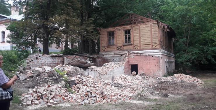 В Харьковской области по кирпичу разбирают старинную усадьбу. Фото: Сергей Козуб / facebook.com