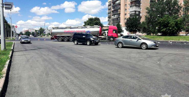 В Харькове столкнулись микроавтобус и фура. Фото: ГУНП