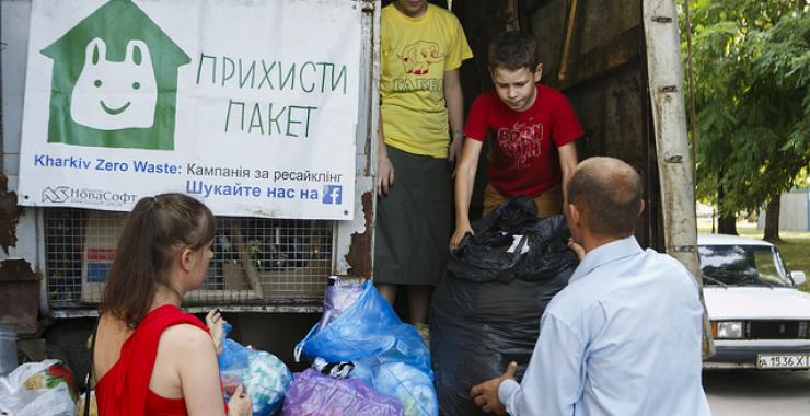 Волонтеры "Прихисти пакет" собирают отходы по всему Харькову. Фото: KHARKIV Today.