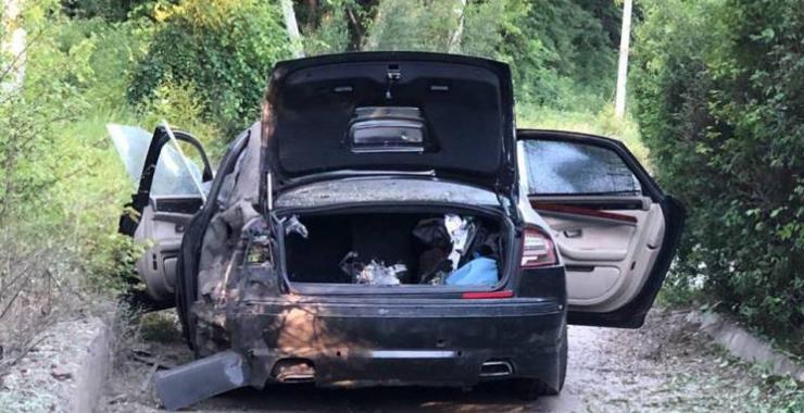 Автомобиль взорвался во время движения. Фото hk.npu.gov.ua