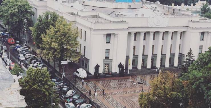 В Киеве владельцы авто на еврономерах устроили масштабную акцию протеста. Фото: Николай Полищук / Facebook