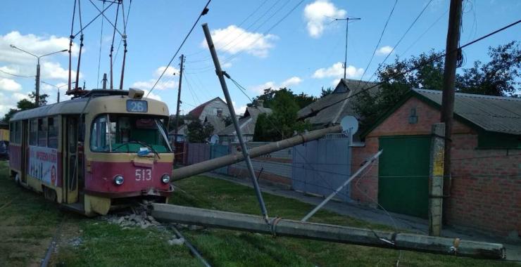 В Харькове трамвай сошел с рельсов и снес две электроопоры. Фото: "Укртрансбезпека"/Facebook