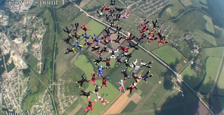 Харьковчанка стала частью мирового рекорда среди женщин-парашютисток
