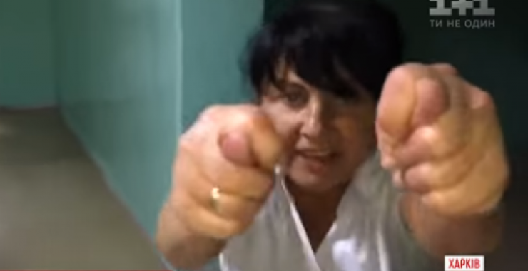 Медсестра таскала ребенка за волосы.