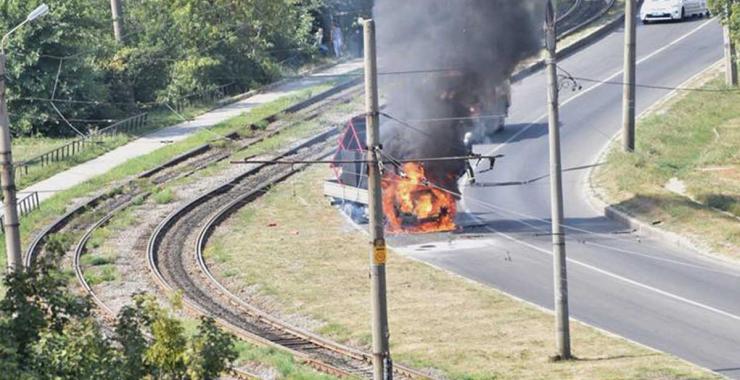 В Харькове во время движения загорелся грузовой автомобиль. Фото: соцсети