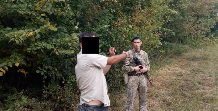 Мужчина без документов пешком пытался пересечь границу