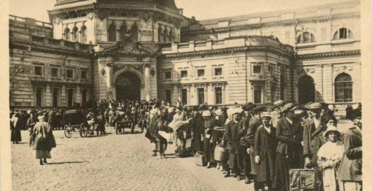 Очередь в ожидании трамвая на харьковском вокзале летом 1918 года. Немецкая фотография