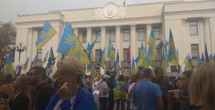 Возле ВР требуют изменить закон о выборах.