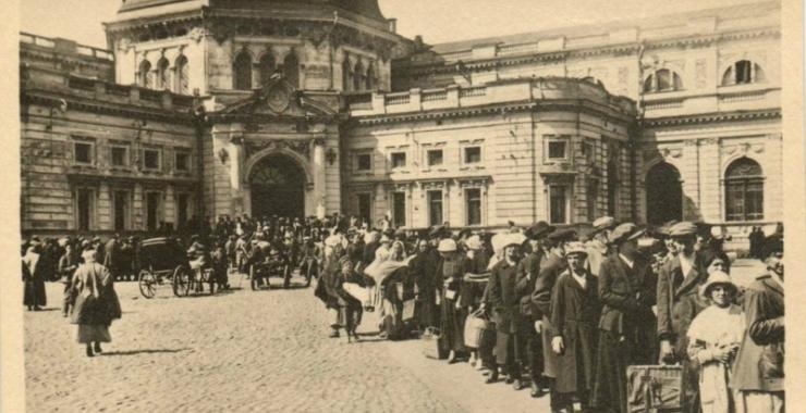 Очередь на вокзале на конку, 1918 год. Немецкое фото