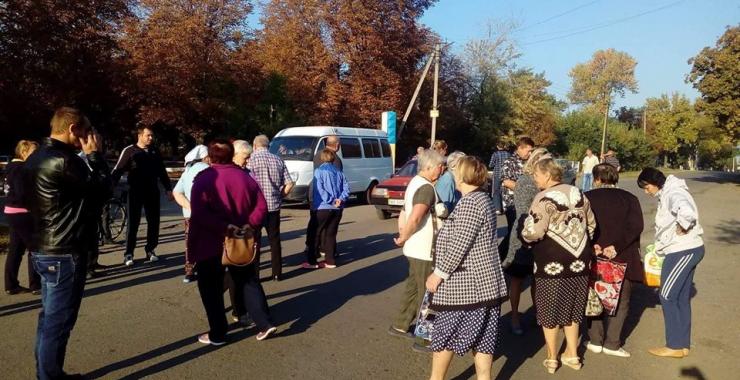 В Харьковской области жители перекрывали трассу, требуя ее ремонта. Фото: соцсети