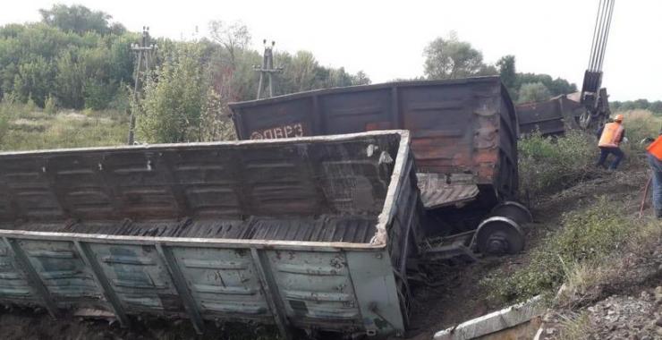 Поезд столкнулся с грузовыми вагонами.