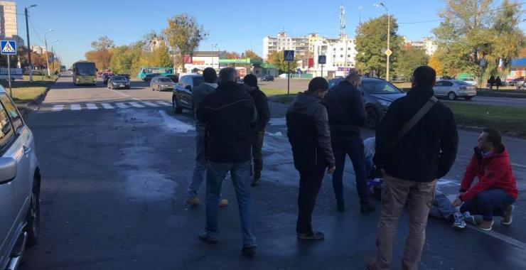 На Салтовском шоссе автомобиль наехал на женщину-пешехода. Фото: соцести