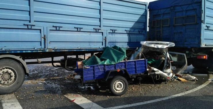 ВАЗ влетел под грузовик: двое харьковчан погибли на месте