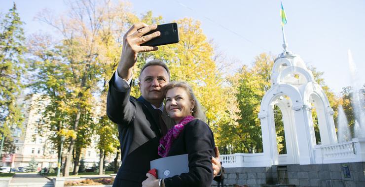 День в Харькове Андрей Садовый начал с прогулки по саду Шевченко Фото: Константин Буновский / KHARKIV Today