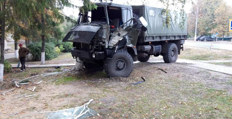 Водитель военного грузовика попал в больницу. Фото: ГУ НП в Харьковской обласьи