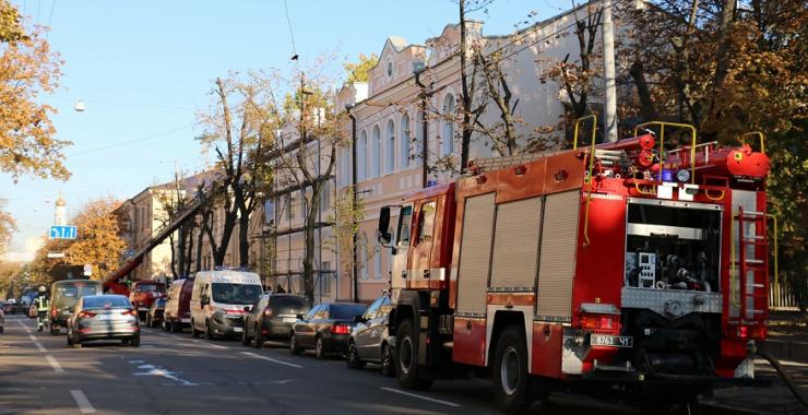 В Харькове на чердаке Центра репродуктивной медицины загорелся утеплитель. Фото: ГСЧС в Харьковской области