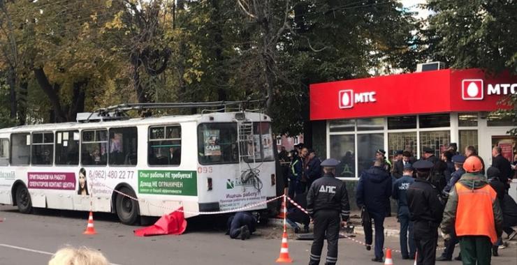 Троллейбус сбил троих людей насмерть, еще двое пострадали.