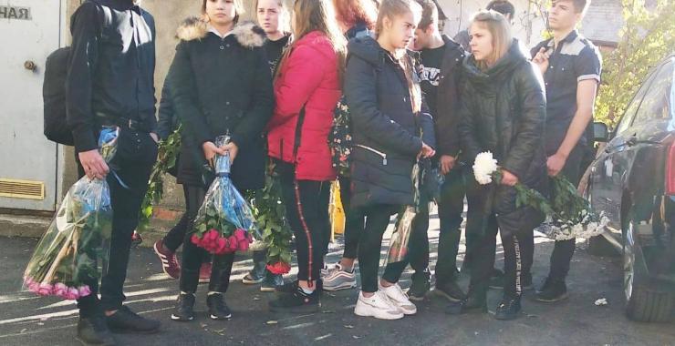 Однокурсники пришли попрощаться с Алисой. Фото: соцсети.