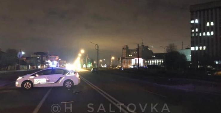На Салтовке легковой автомобиль сбил двоих пешеходов.
