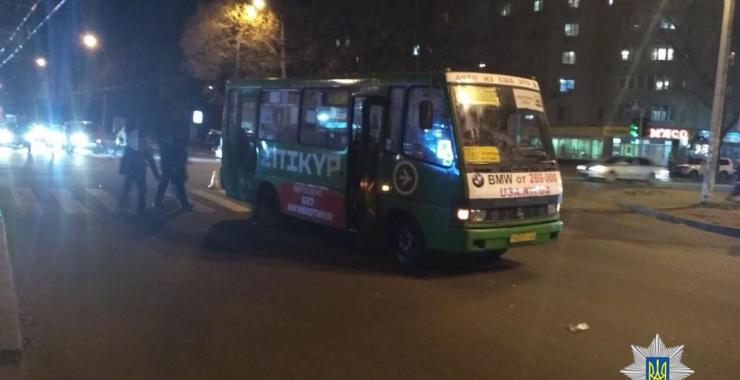 На Салтовке маршрутный автобус сбил девушку (Фото)