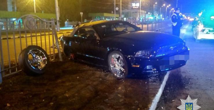 В центре Харькова водитель иномарки снес разделительное ограждение