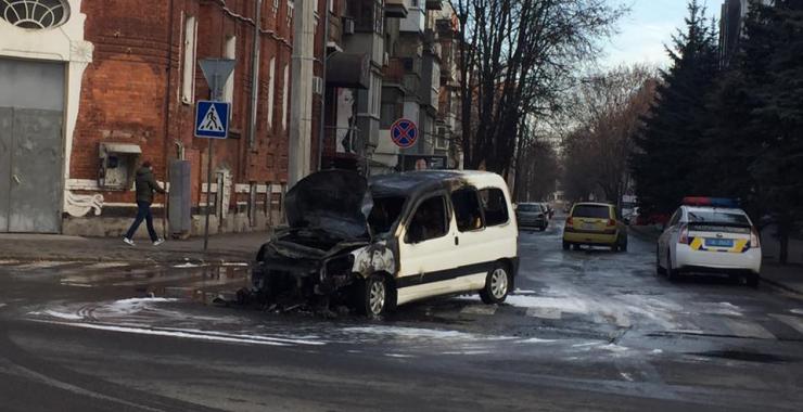 В центре Харькова загорелись два автомобиля