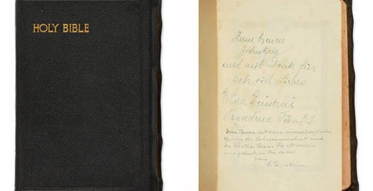 Библию с автографом Эйнштейна продадут на аукционе. Фото: Sotheby's
