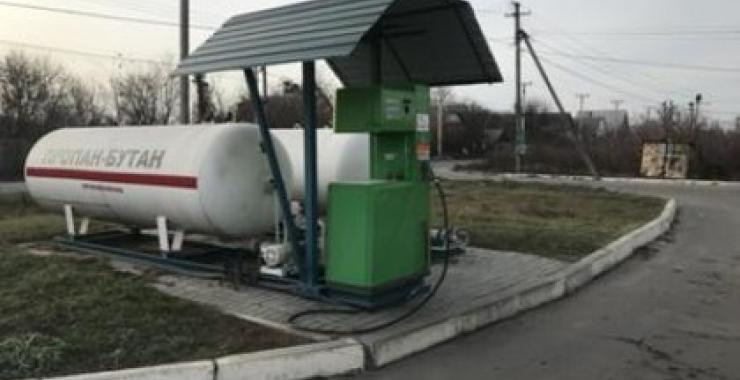 Под Харьковом женщина установила нелегальную автозаправку возле своего дома. Фото: ГФС