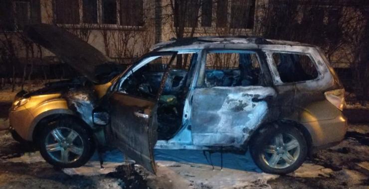 Огонь уничтожил салон внедорожника и большую часть его внешнего покрытия. Фото: ГСЧС в Харьковской области