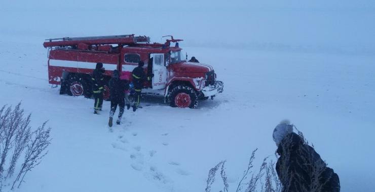 В Харьковской области в снегу застряла легковушка с тремя детьми. Фото: ГСЧС в Харьковской области