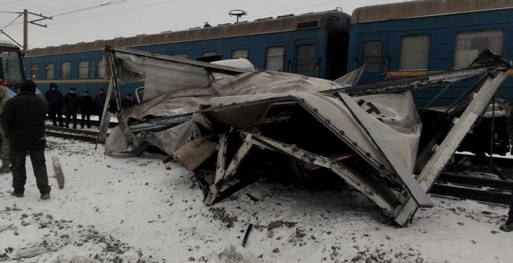 Под Харьковом столкнулись поезд и грузовой автомобиль