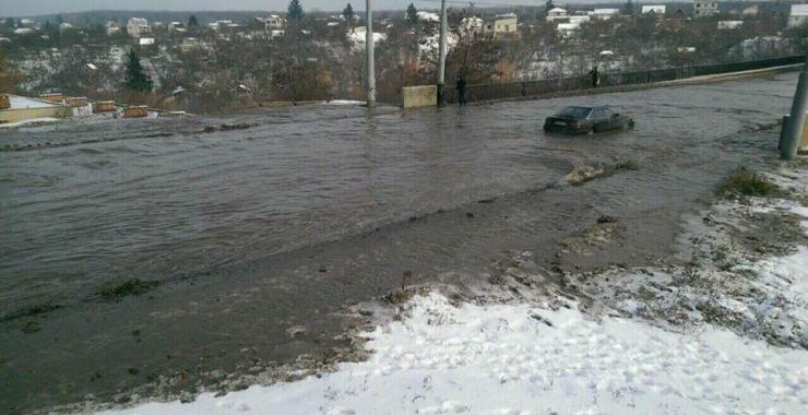 На Алексеевке прорвало водопровод. Фото: соцсети