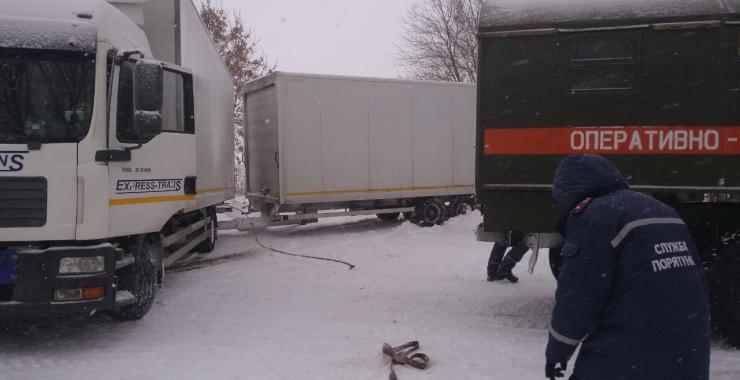В Харьковской области спасатели вытащили грузовик из снежных заносов. Фото: ГСЧС в Харьковской области