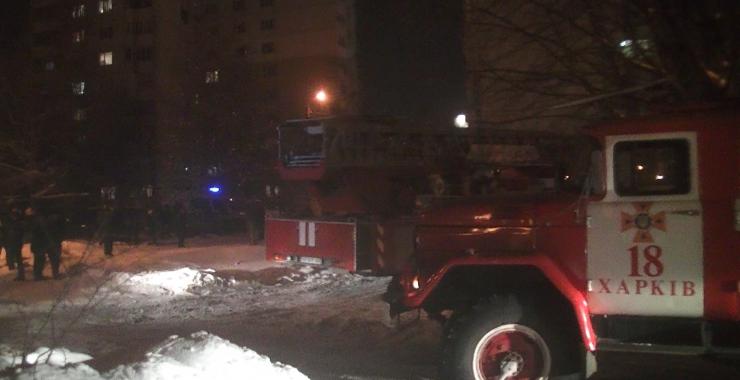 В Московском районе из горящей многоэтажки спасли мать с двухлетним ребенком. Фото: ГСЧС в Харьковской области