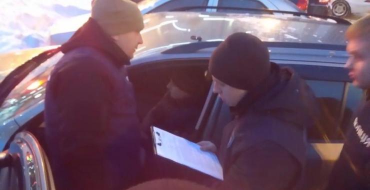 Во время получения взятки в 500 долларов в Харьковской области задержали военкома. Фото: Facebook / Военная прокуратура