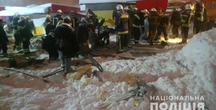 В Харькове обрушилась крыша павильона пострадали несколько человек. Фото: ГУНПУ