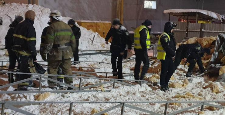 В сети появились фото с места обрушения торгового павильона в Харькове. Фото: Павел Велитский