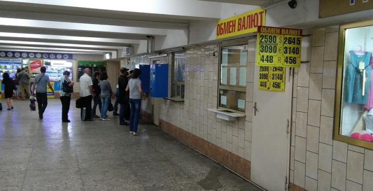 Нелегальная обменка работает в подземном переходе на станции метро "Южный вокзал". Фото: НБУ