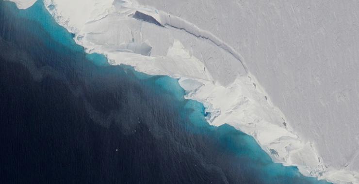 В Антарктике обнаружили опасную впадину. Фото: NASA