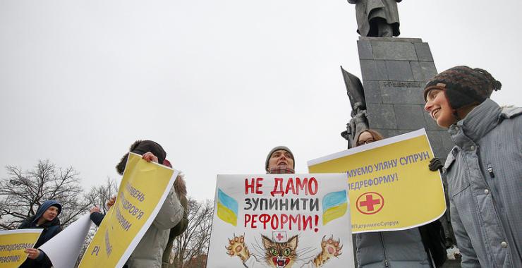 Возле памятника Шевченко собралось около десятка людей. Фото: KHARKIV Today / Сергей Козлов